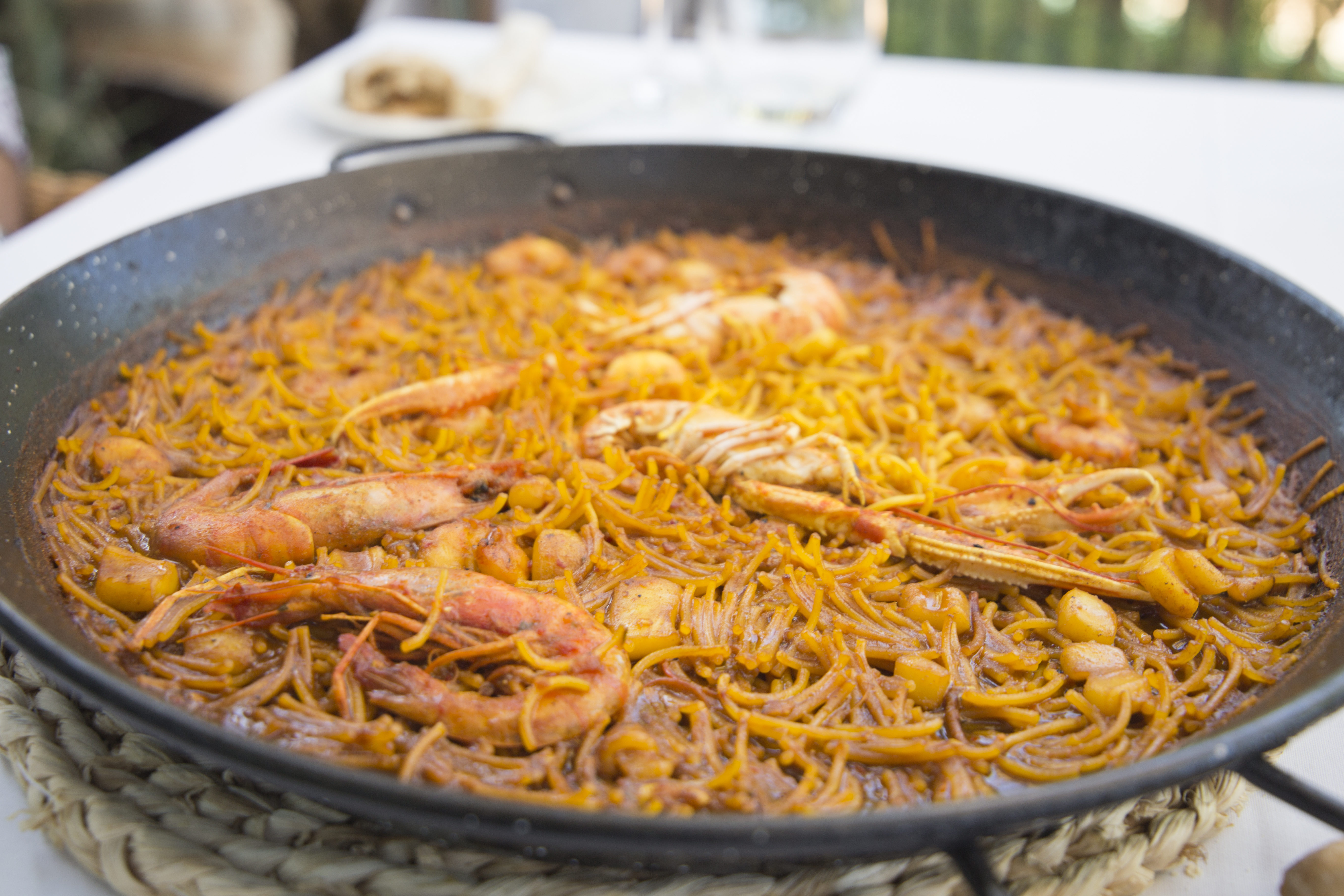 Paella fideua with chicken.Fideuá is a dish originally from Gandía that is  made in a similar way to paella, although based on noodles instead of rice  Stock Photo - Alamy