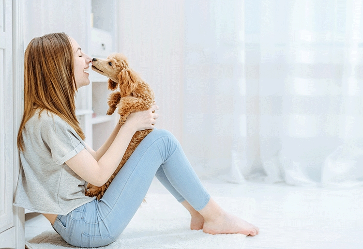 Chica con su perro - ¡Guau! ¡Miau! ¿qué me quiere decir?