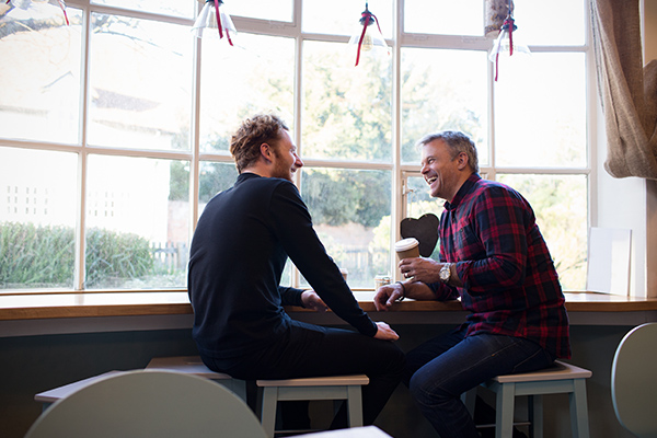 Dos hombres conversando - Contabilidad emocional