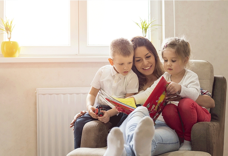 Familia Leyendo un libro