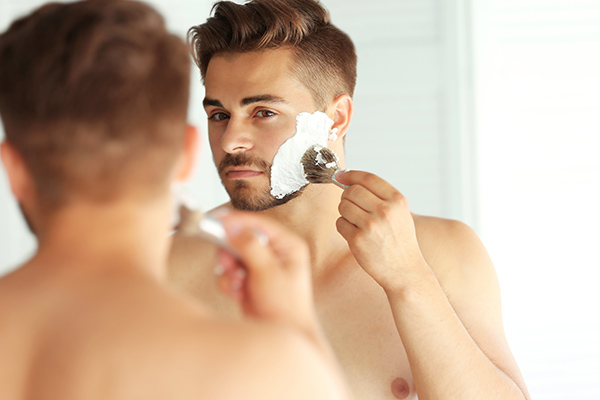 Hombre afeitandose - 5 ‘tips’ para cuidar la piel masculina