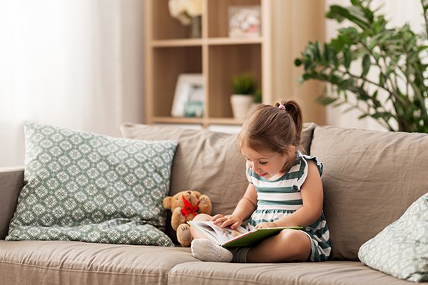 Niña leyendo un libro