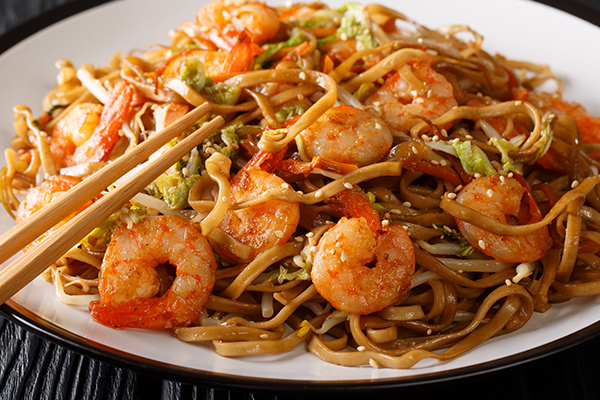 Wok de fideos chinos con gambas