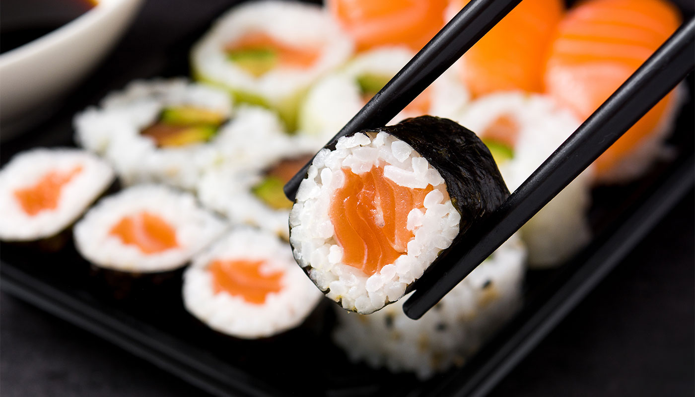 Khác với Nigiri, Maki là loại Sushi có cơm và cá được cuộn trong một tấm rong biển gọi là Nori.